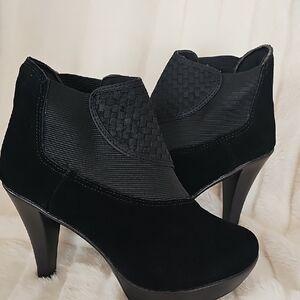 bernie mev. Elegant Black Heeled Boots